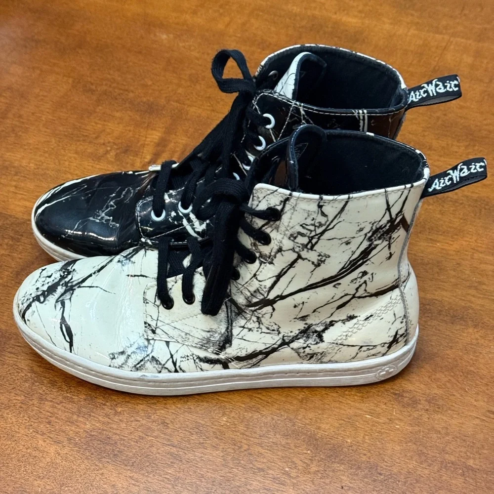 Dr. Martens Women's Leyton Patent Marble 7 Eye Lightweight Combat Boots Size 9 - Picture 4 of 7